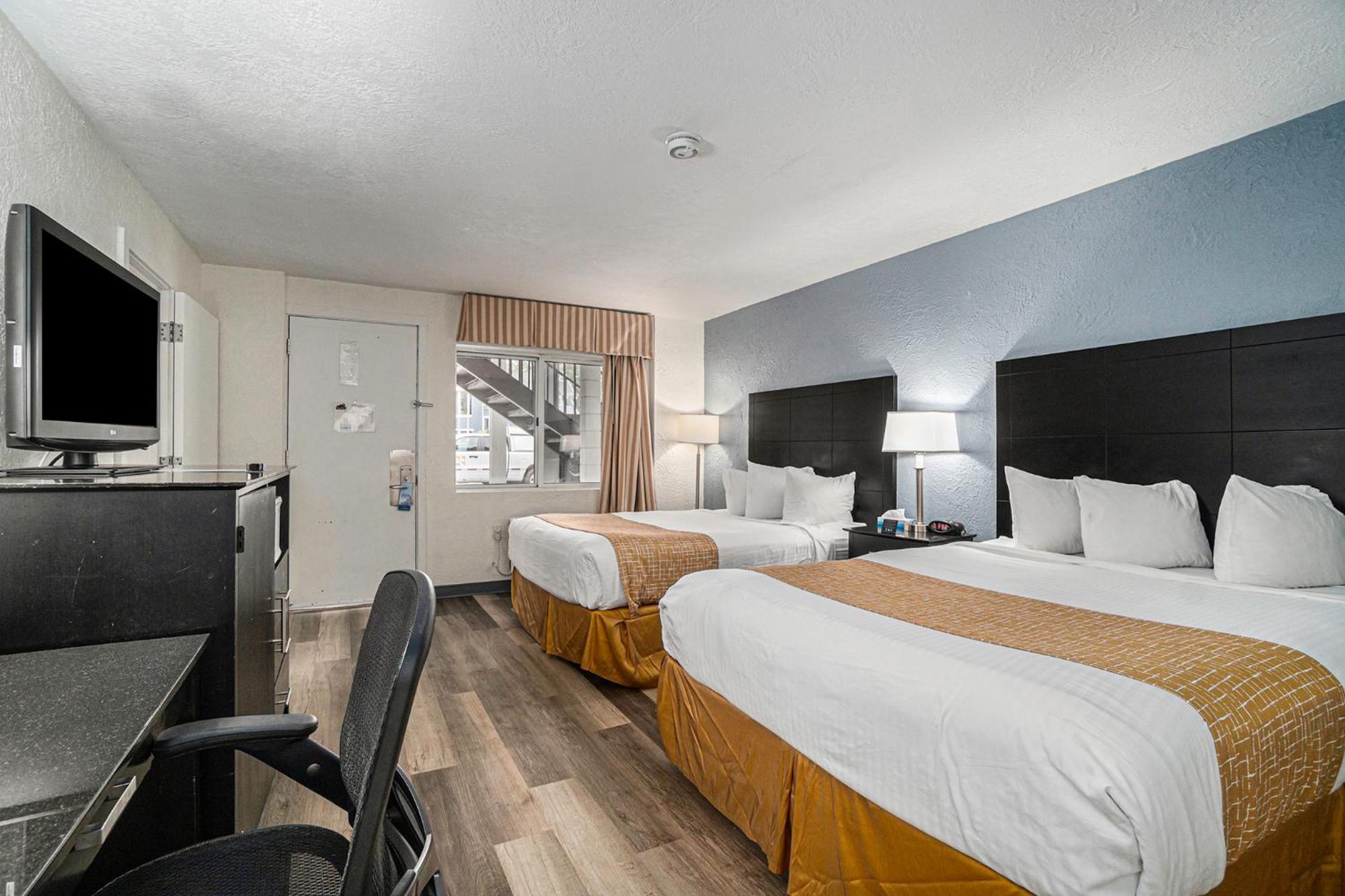 Travelodge By Wyndham Traverse City Mi Bagian luar foto